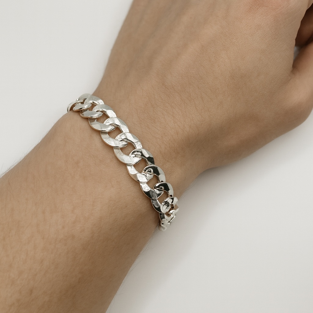 Brazalete de plata sobre la muñeca